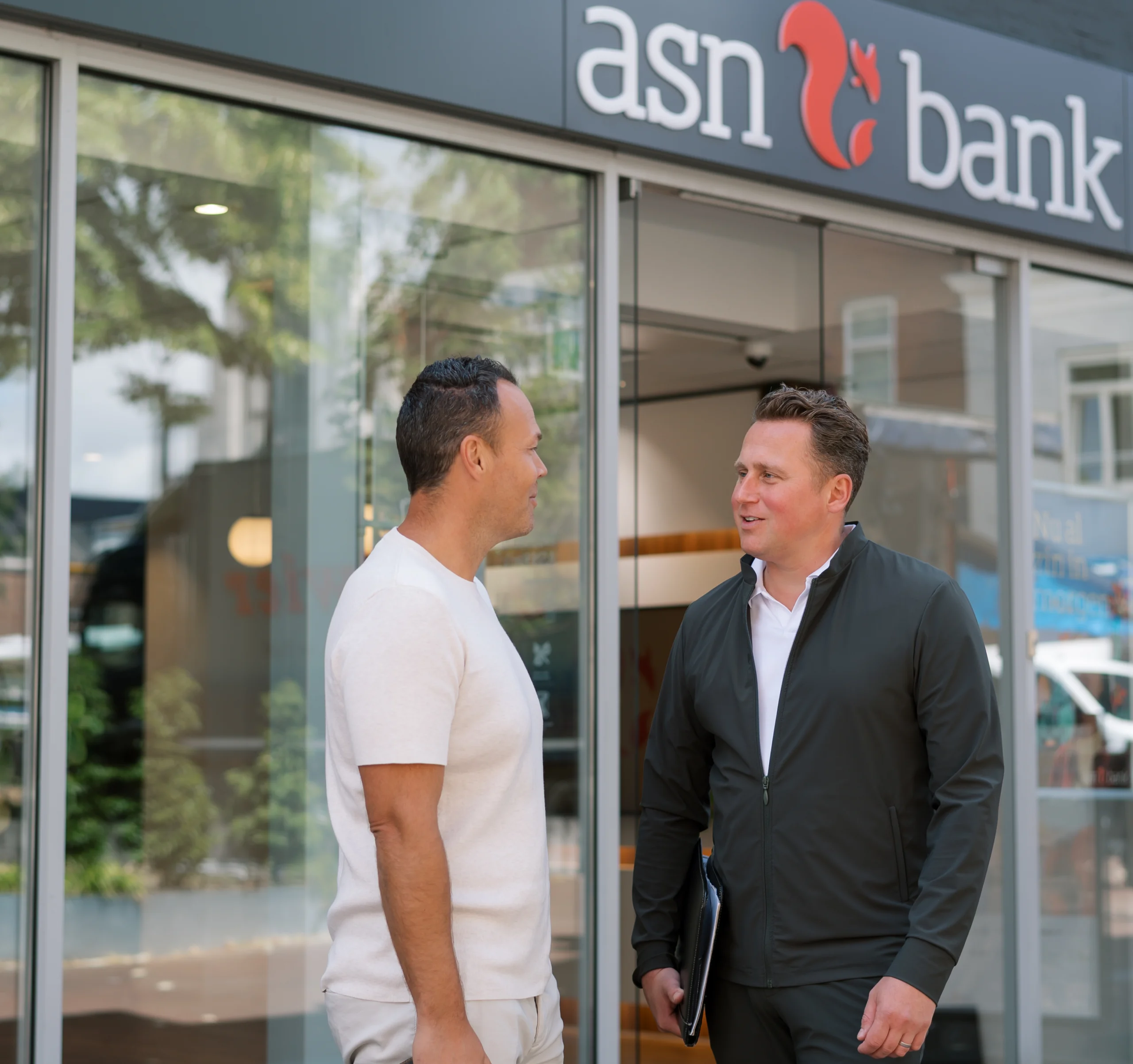 Makelaars van Adventus staan voor de ASN Bank